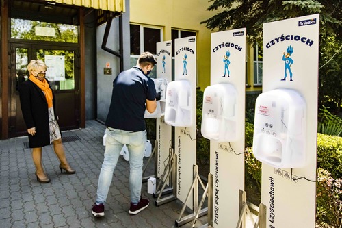 Polski lider produkcji farb i lakierów przekazał urządzenia do dezynfekcji rąk szkołom